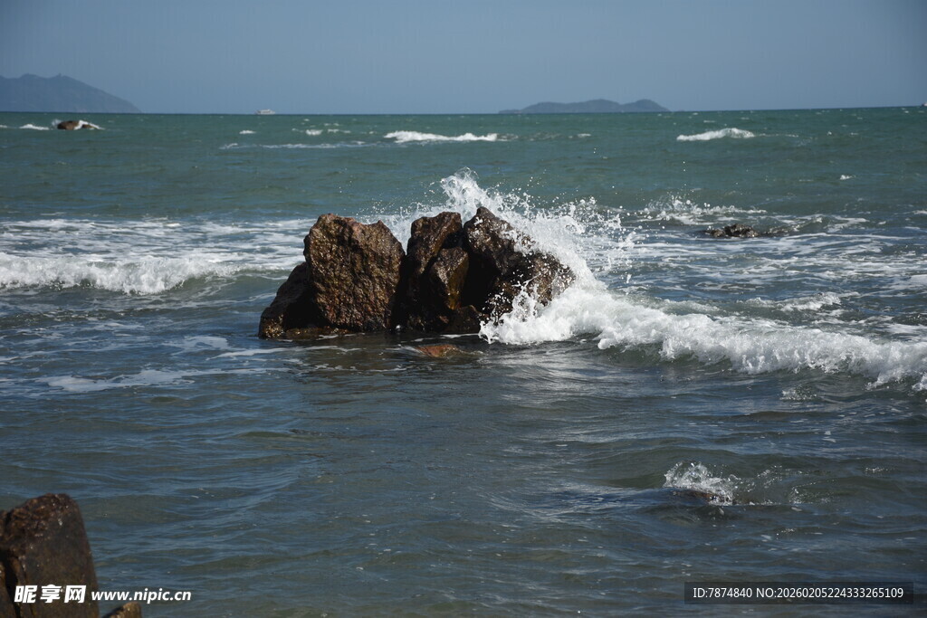 三亚海浪拍击礁石的壮阔景象