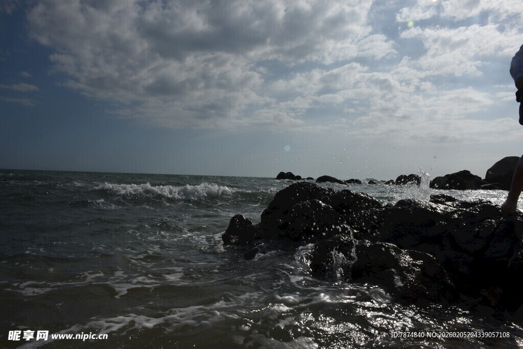 三亚海边礁石上的孤独身影