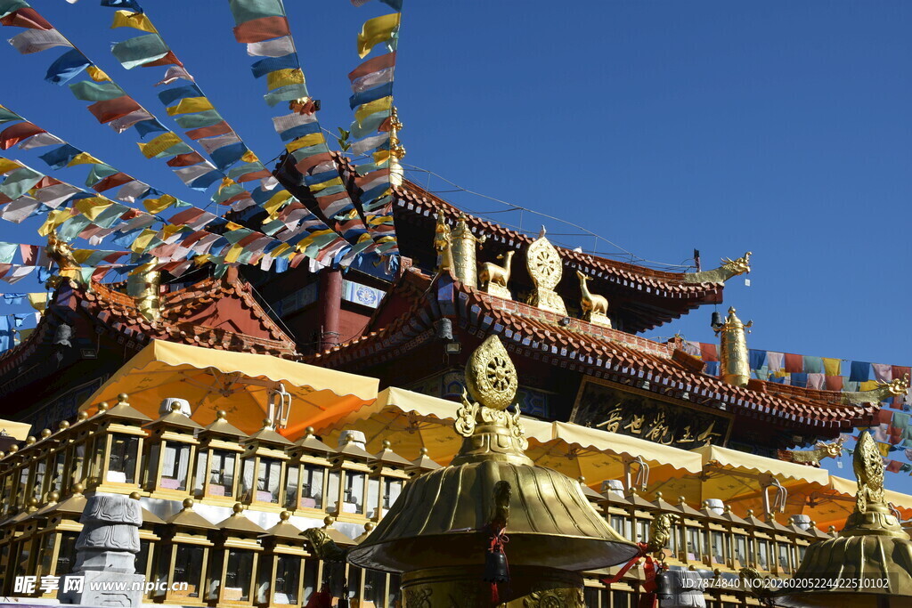 三亚藏式寺庙建筑与经幡飘扬