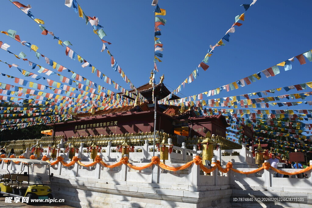 三亚藏式建筑前飘扬的经幡