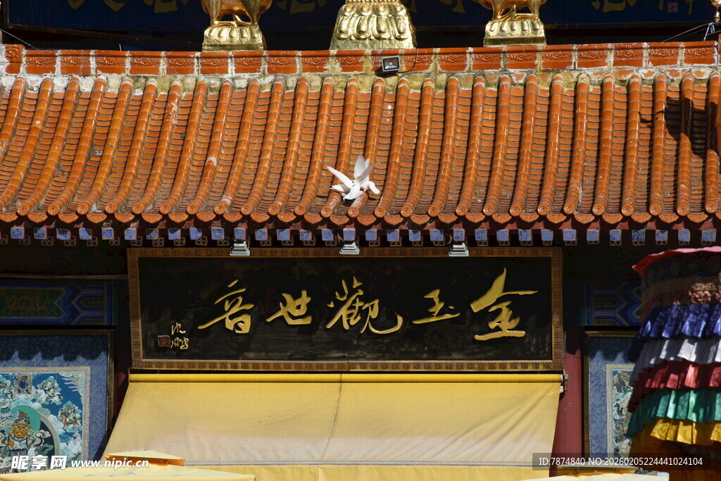 三亚古寺屋檐牌匾景致