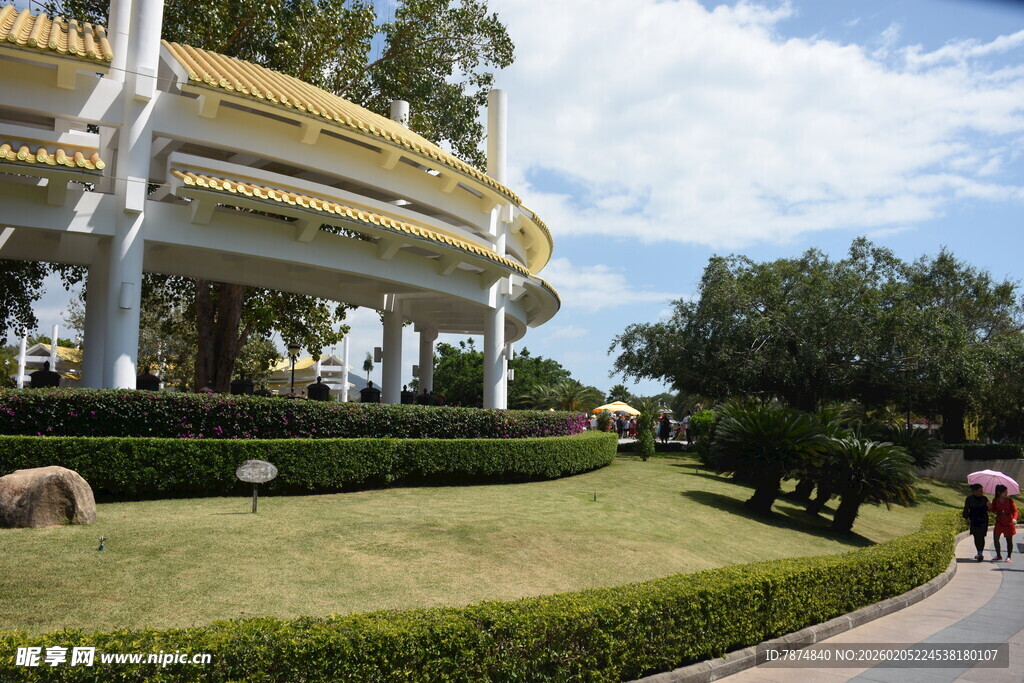 三亚豪华建筑旁的休闲景观
