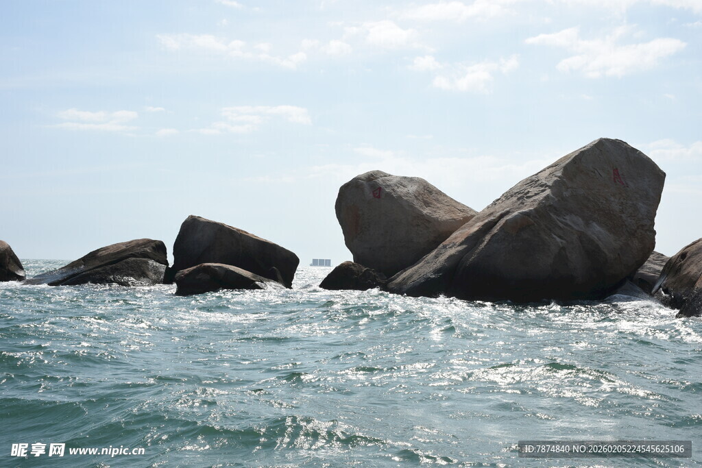 三亚海上礁石 海浪轻拍