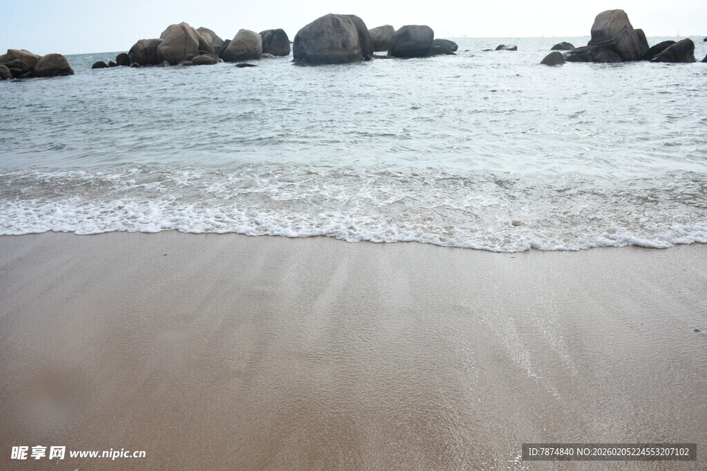 三亚宁静海滩 海浪轻拍沙滩