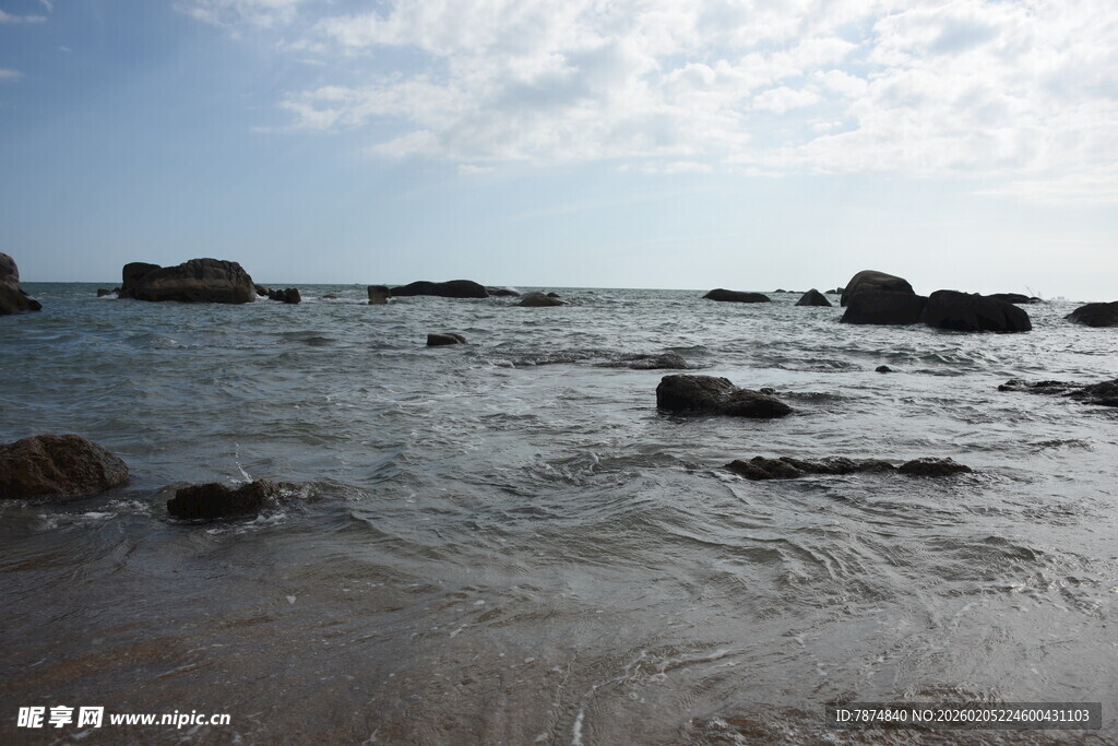 三亚海边礁石 海浪轻拍之景
