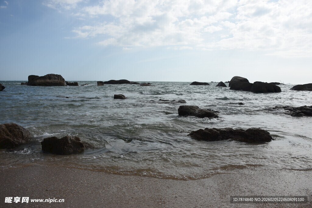 三亚海边礁石 海浪轻拍之景