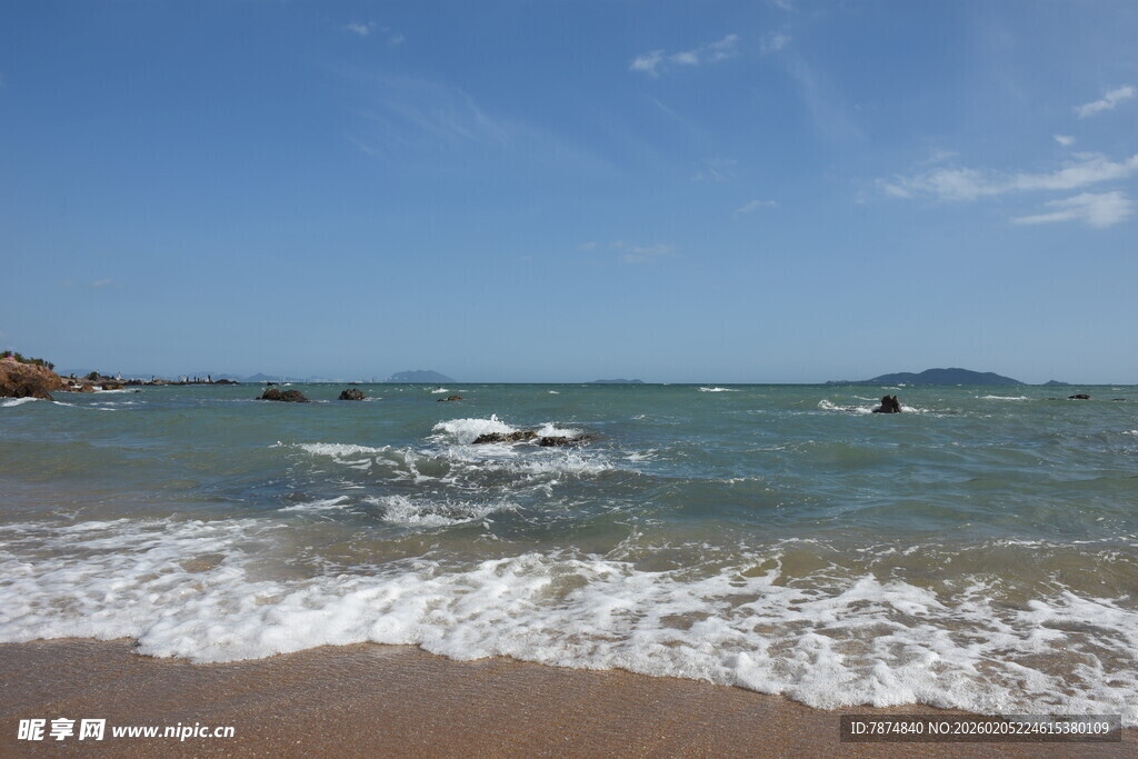 三亚海边美景 海浪轻拍沙滩