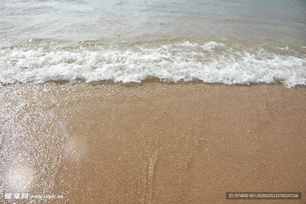 三亚海浪轻拍沙滩的美丽瞬间