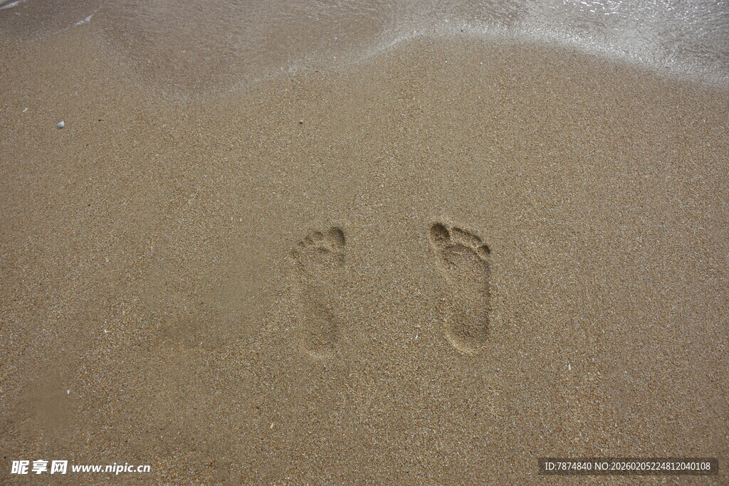三亚沙滩上的足迹