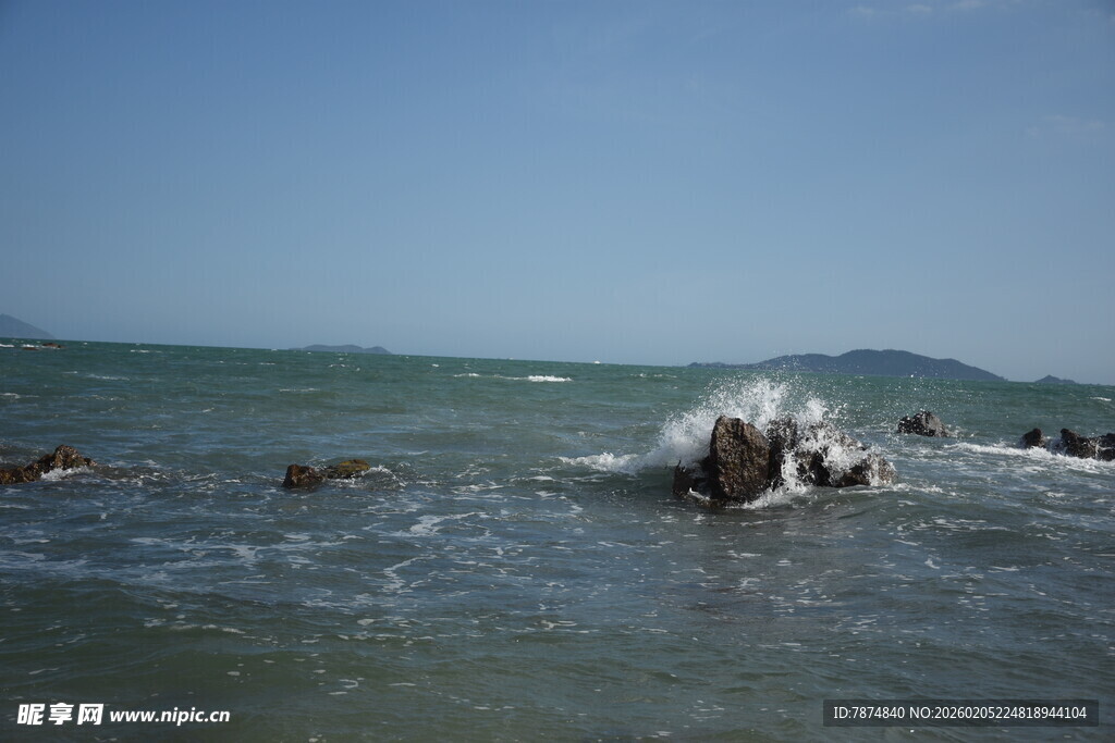 三亚海浪拍击礁石的壮阔景象