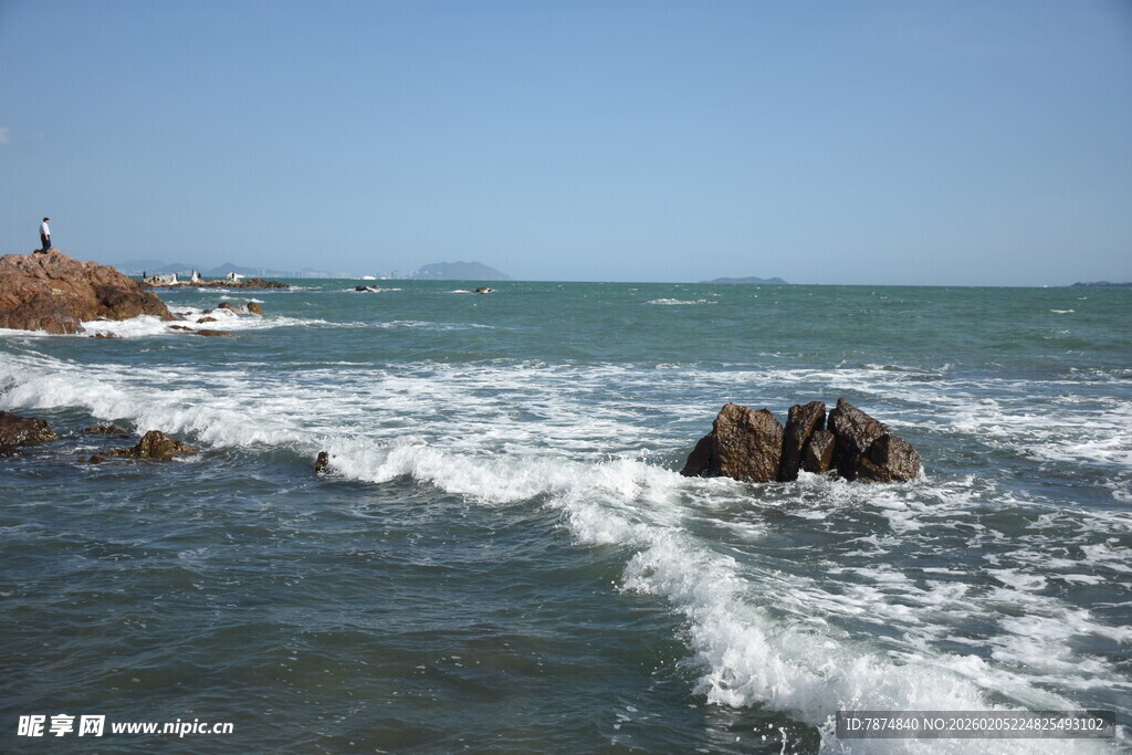 三亚海浪拍击礁石的海滨风光