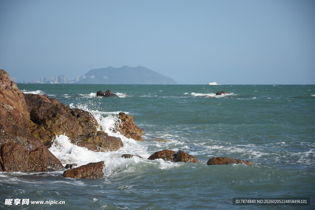 三亚海边礁石与翻涌海浪