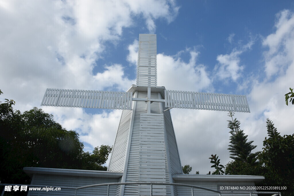 三亚巨大白色风车