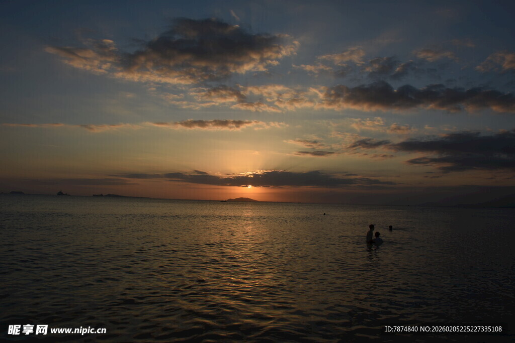 三亚海边日落时分的静谧景象