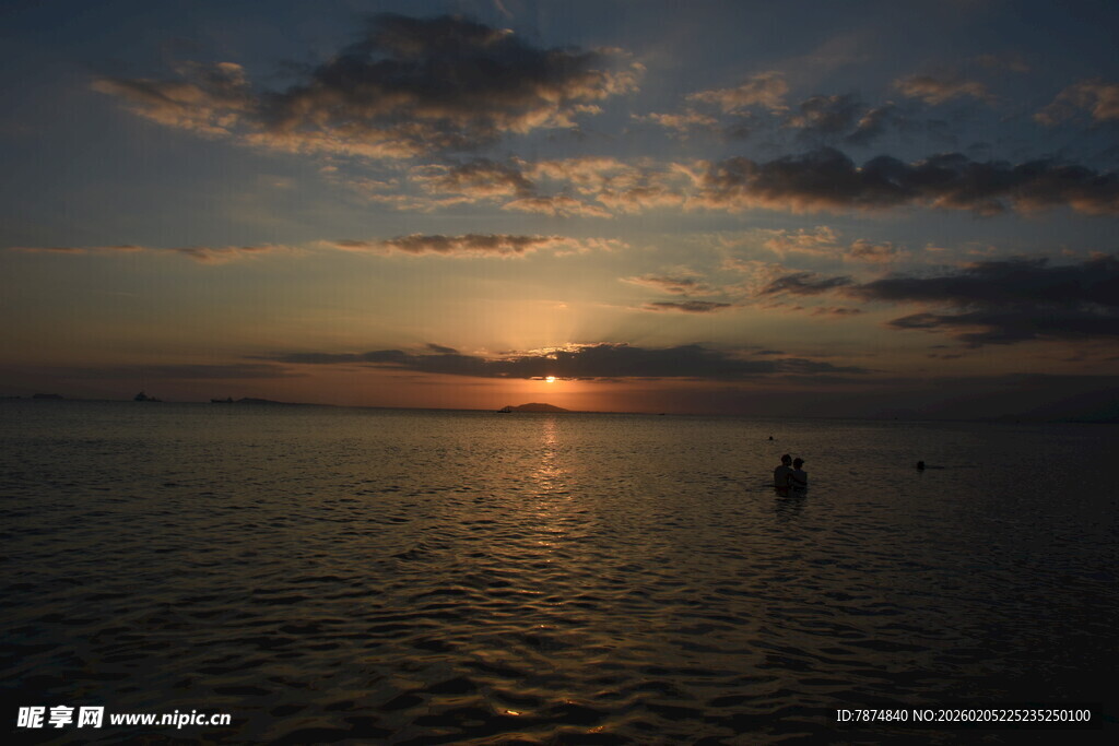 三亚夕阳下海面的孤独身影
