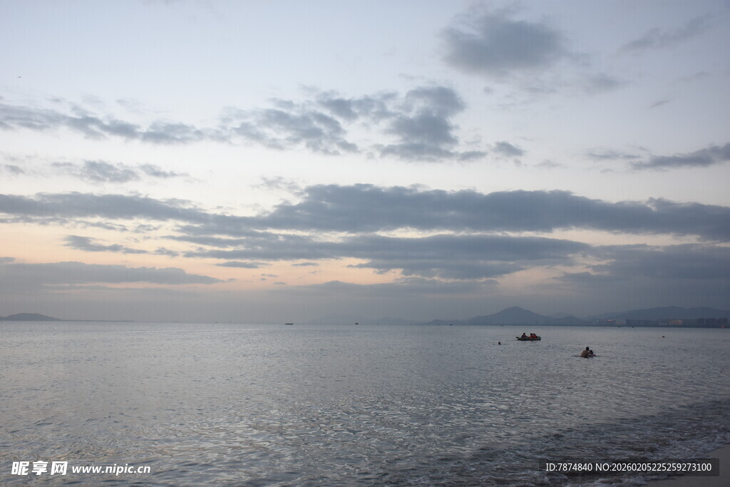 三亚海边日落时分的宁静水面