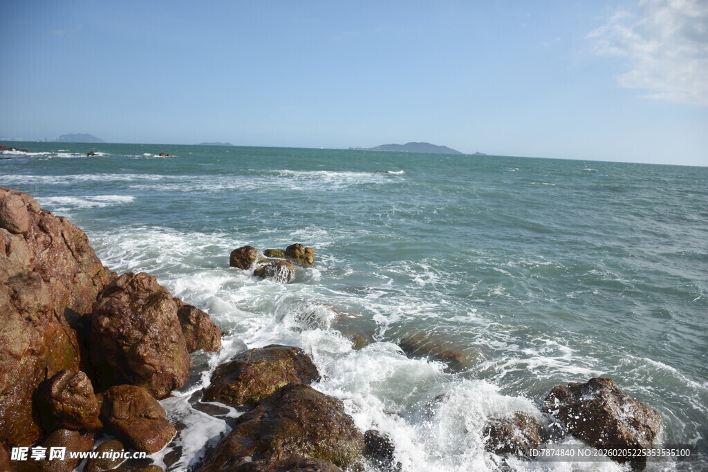 三亚海边礁石与翻涌海浪
