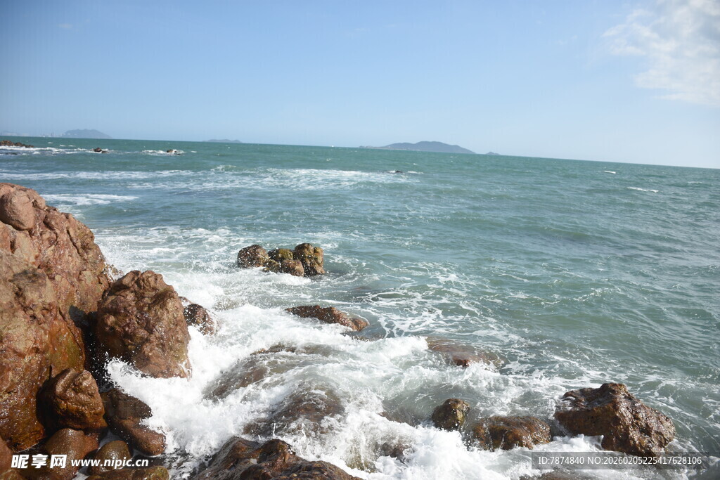 三亚海边礁石与翻涌海浪