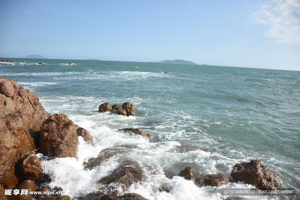 三亚海边礁石 海浪拍打瞬间