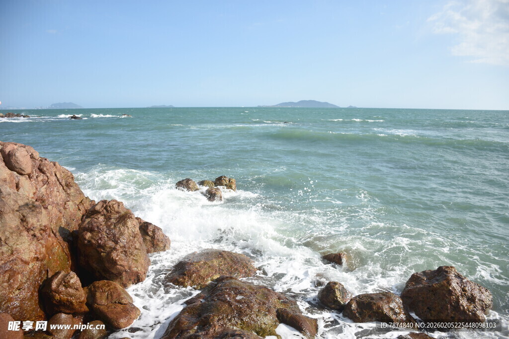 三亚海边礁石与翻涌海浪