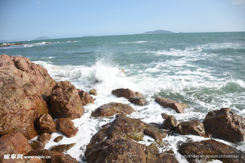 三亚海浪拍打岸边礁石景观
