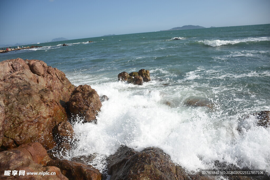 三亚海浪拍击岸边礁石
