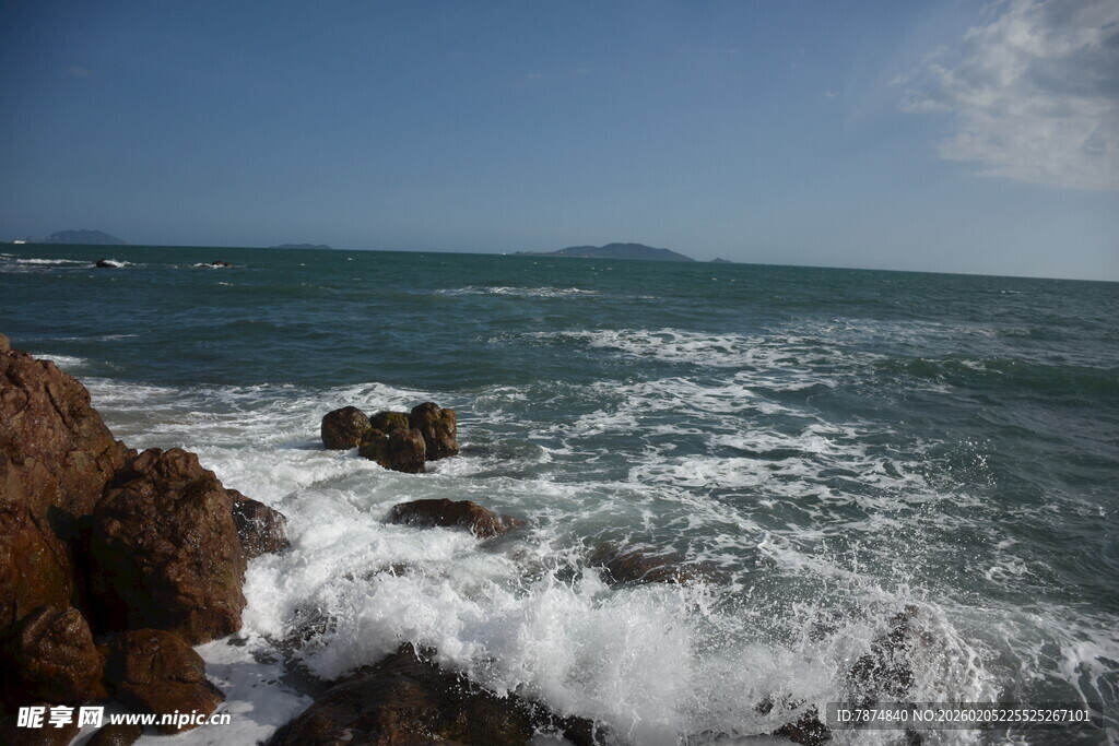 三亚海浪拍击礁石的海边景致