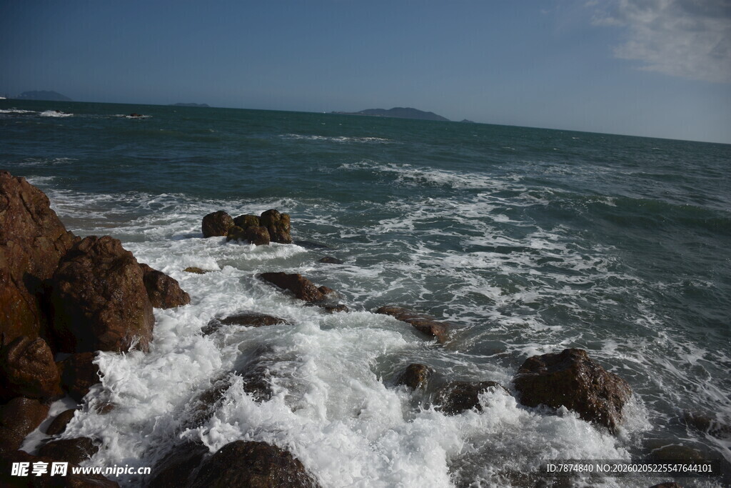 三亚海浪拍击礁石的壮阔海景