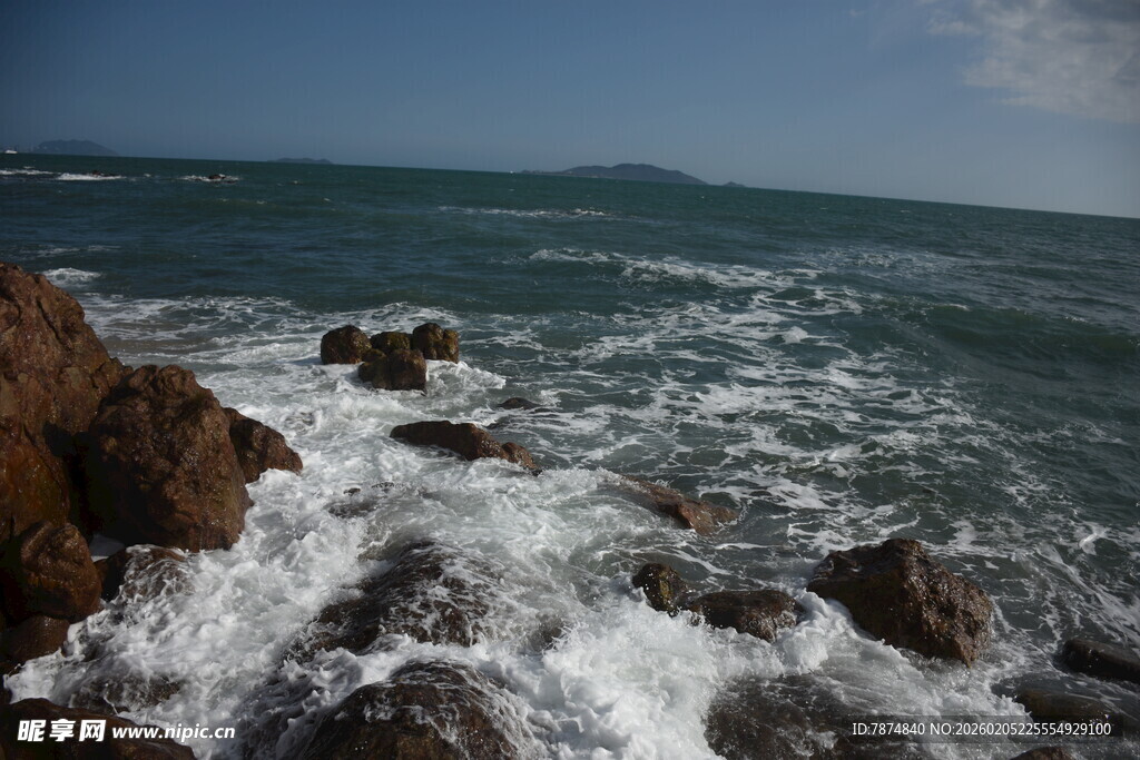 三亚海浪拍击岸边礁石