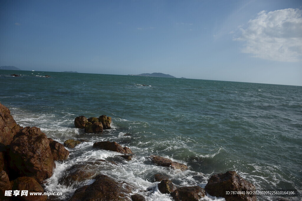 三亚海边礁石与翻涌海浪