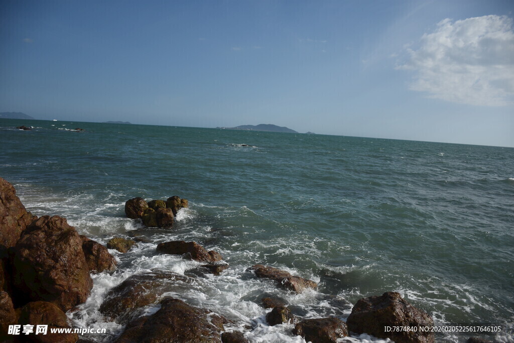 三亚海边礁石与翻涌海浪