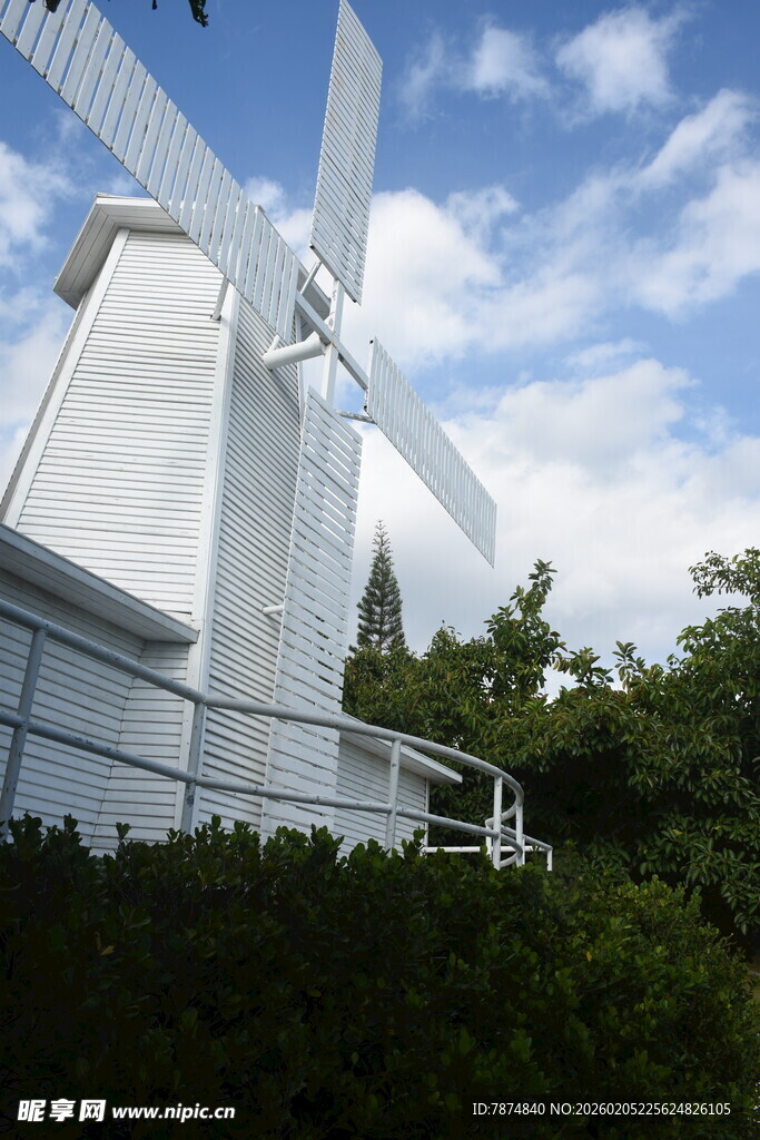 三亚白色风车与蓝天绿树