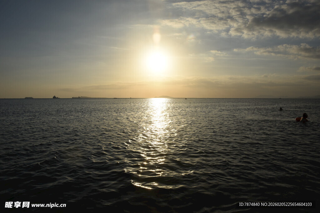 三亚海上日落美景 波光粼粼
