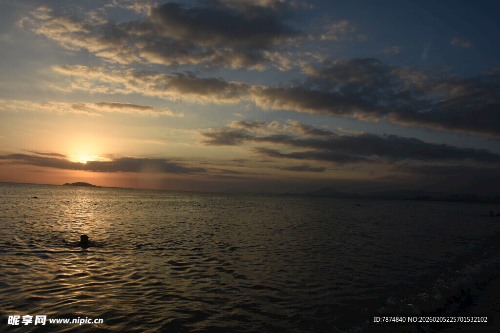 三亚海上日落美景 孤舟泛波