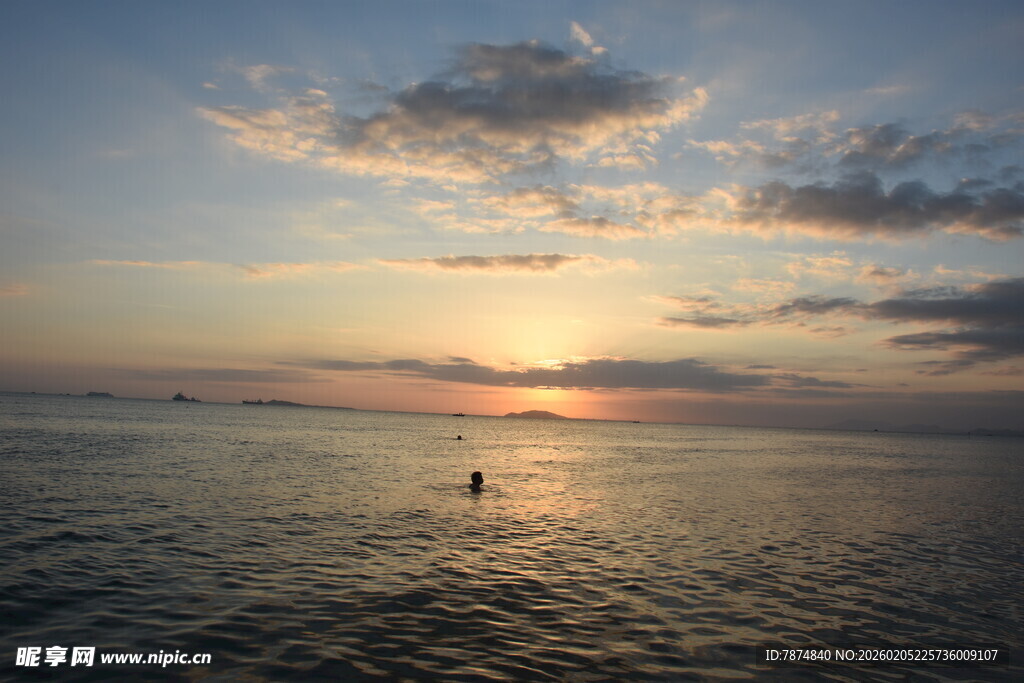 三亚海上日落一人泛舟美景