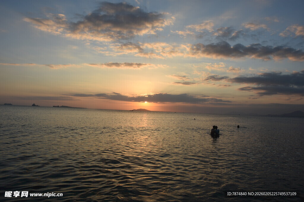 三亚海上日落时的孤舟美景