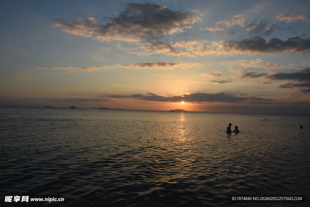三亚海边日落时分的静谧美景