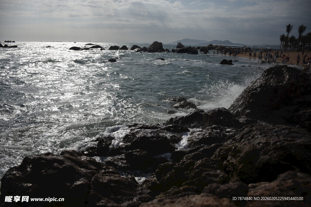 三亚海边礁石与波光粼粼海面