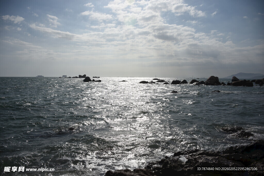 三亚海边阳光闪耀的波光美景