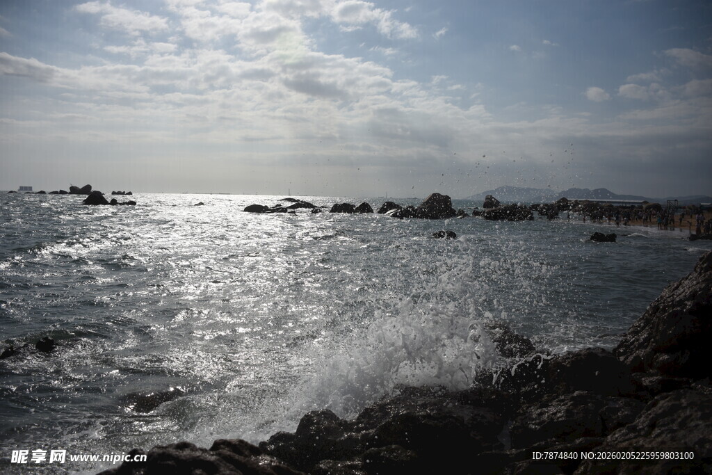 三亚海边礁石与波光粼粼海面
