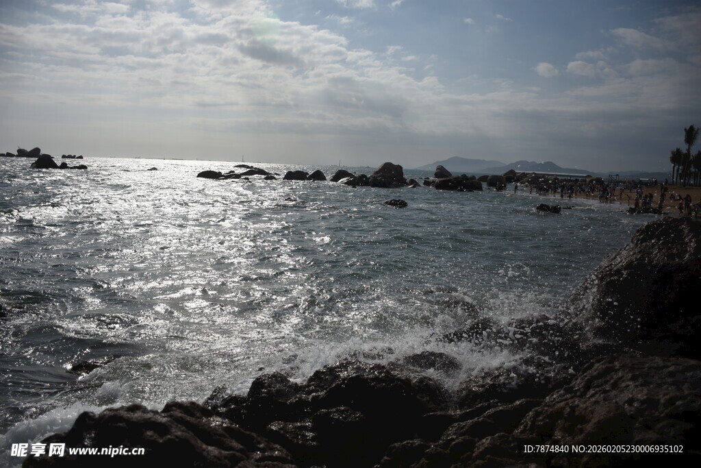 三亚海边礁石处的波光美景