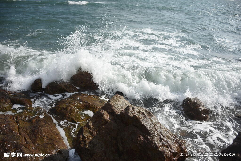 三亚海浪拍击礁石的壮阔景象
