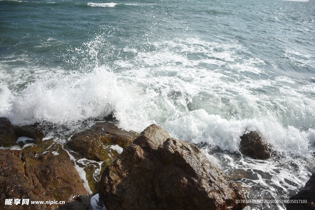 三亚海浪拍击礁石的壮丽景象