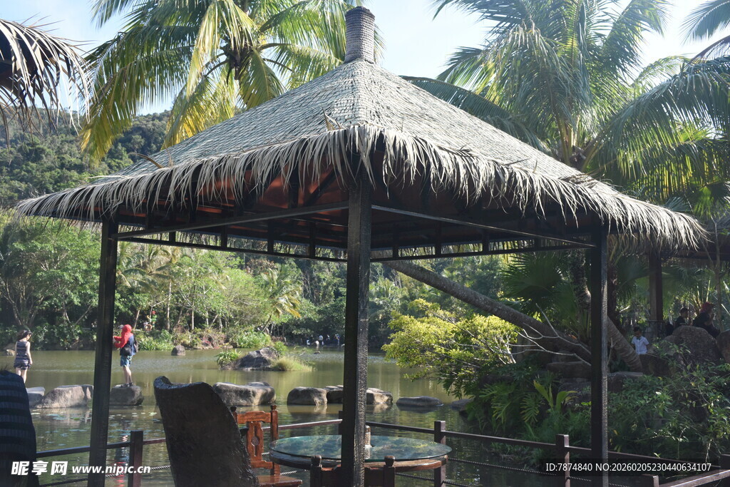三亚户外茅草凉亭景观