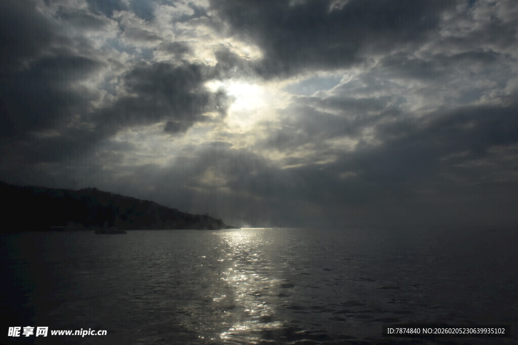 三亚海上阴云下的日光景象