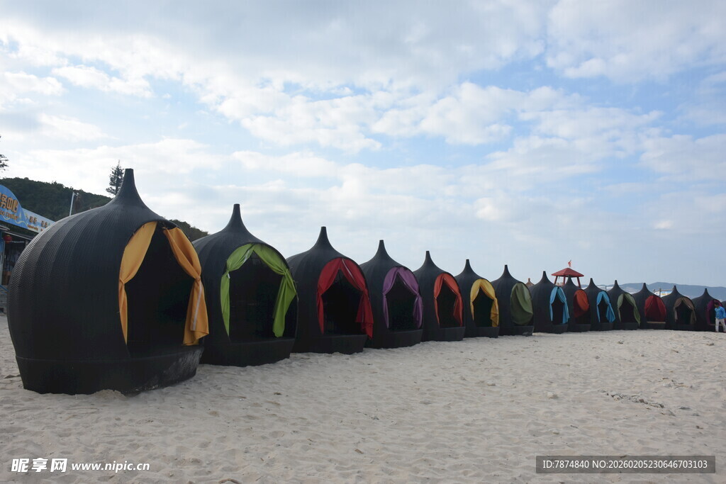 三亚沙滩上色彩斑斓的帐篷阵