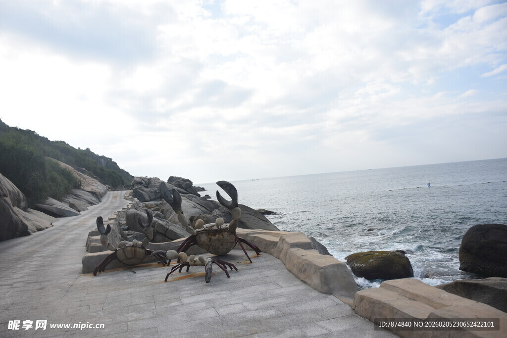 三亚海边碎石路与远处海景
