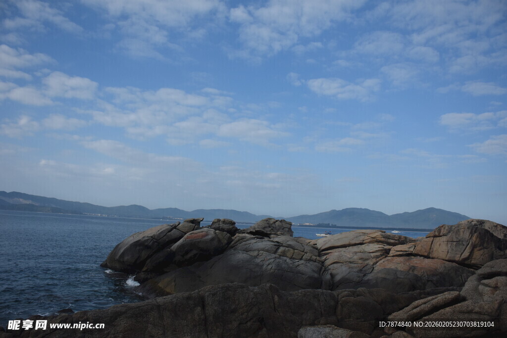 三亚海边岩石与蓝天白云美景