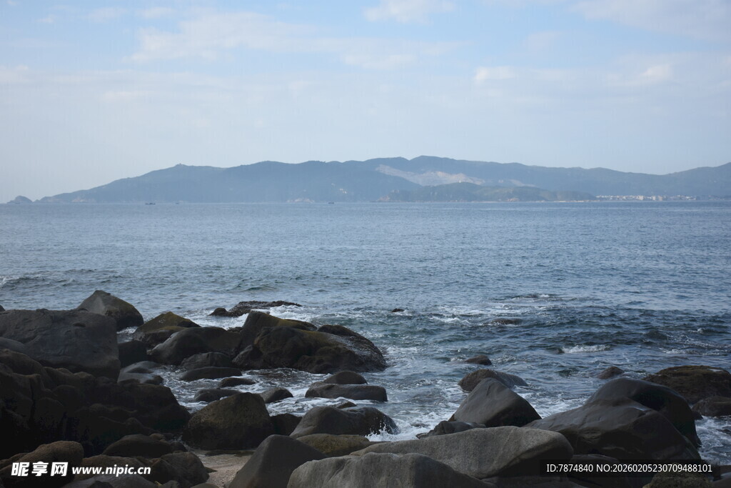 三亚海边礁石与远处山峦景色