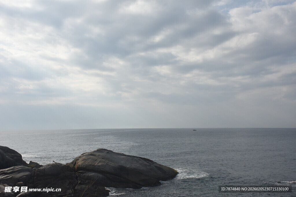三亚海边礁石与多云天空